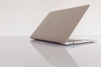 白色桌上的macbook air